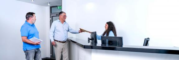 Kunden am Empfang bei WW-P